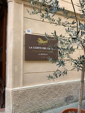 A sign for "La Corte del Cristo" with a number "25" above it, indicating a property or location. - La Corte del Grillo - Residenza d'Epoca (Chiusi)