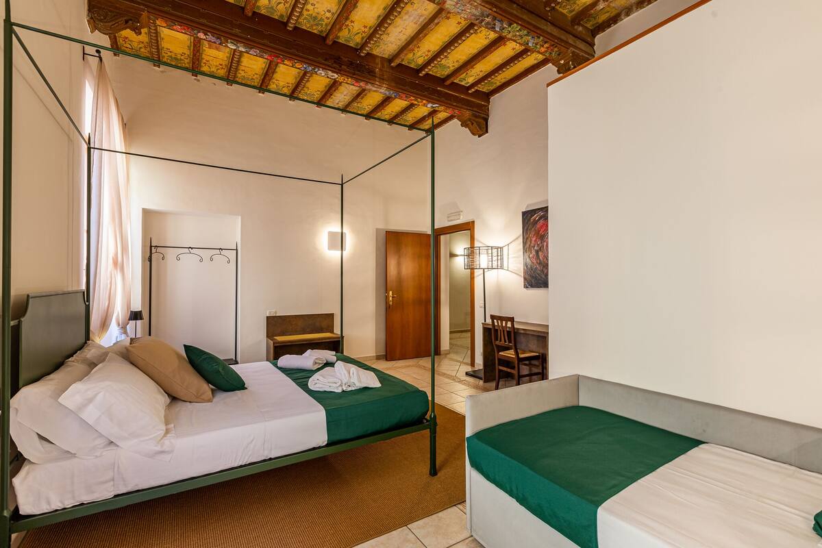 Una habitación con una cama, un escritorio y una silla.