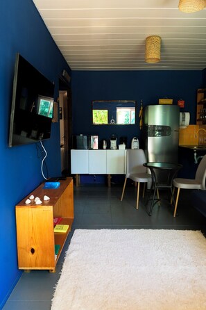 Chalet | Living room | LCD TV - Pousada Estrela Cordel (Fernando de Noronha)