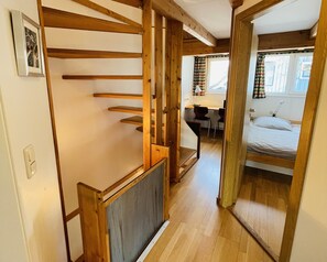 3 habitaciones, escritorio, cuna de viaje y wifi