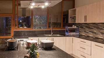 Vila superluxo | Cozinha privada | Geladeira, micro-ondas, cooktop, talheres/pratos/utensílios de cozinha