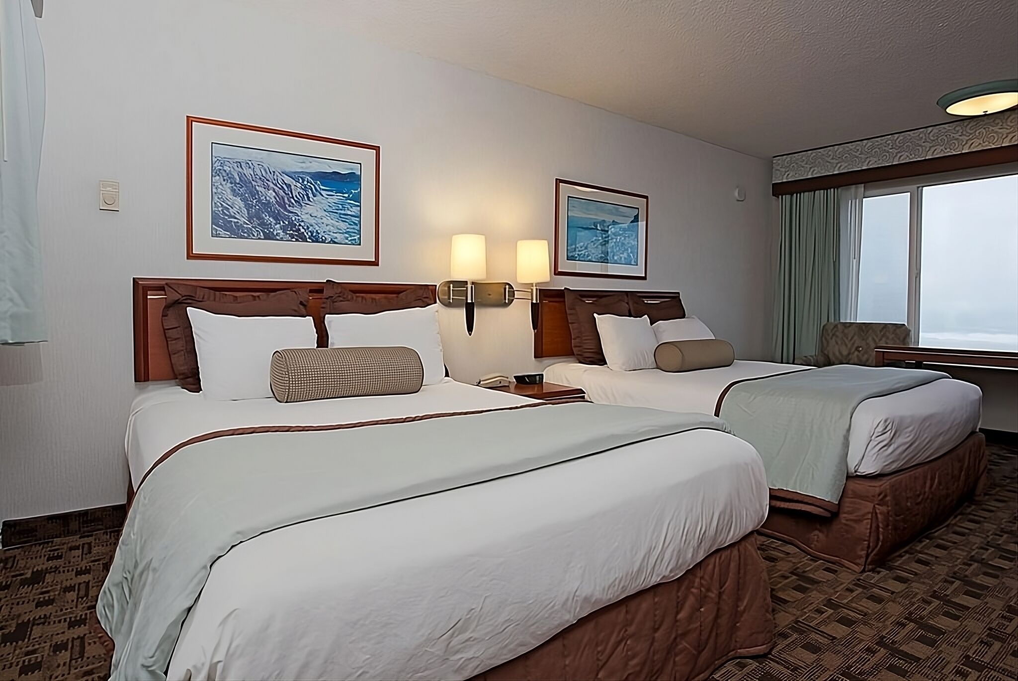 Wonderful Stay In Newport! Family-Friendly, Free Parking, Steam Room, Pool!