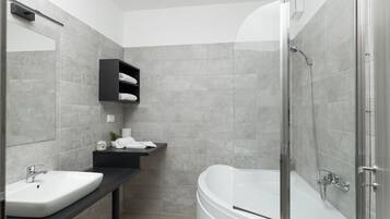 Superior Apartment | Bathroom | Towels