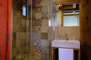 Shower, bidet, soap, toilet paper - Guesthouse within walking distance of nature (aosta)