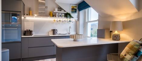 Casa de campo | Cocina privada | Refrigerador, lavavajillas, tetera eléctrica y tostadora