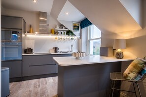 Cottage | Private kitchen | Fridge, dishwasher, electric kettle, toaster - Howe Keld 6 Second Floor (Keswick)