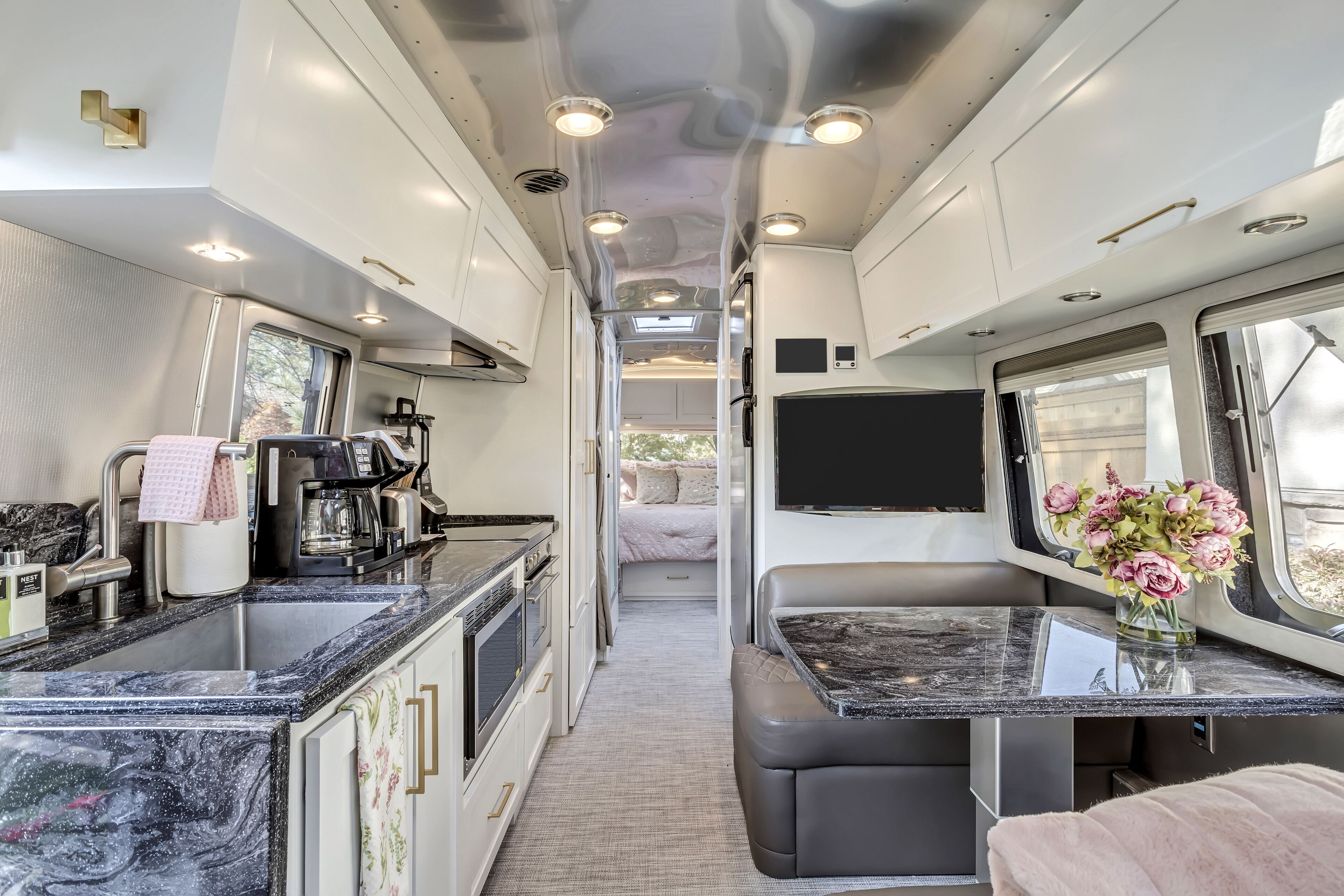 Hot tub-2021 Airstream Classic w/Mountain Views!