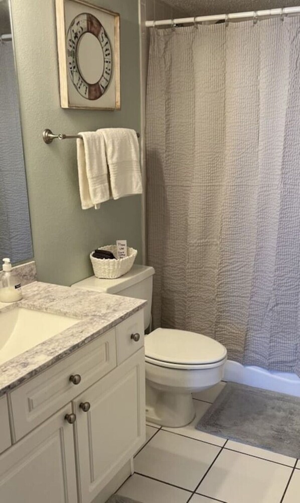 Combined shower/tub, towels