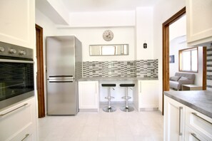 Réfrigérateur, four, plaque de cuisson, lave-vaisselle