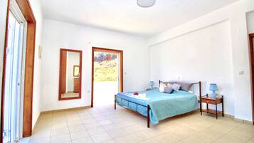 5 bedrooms, desk, iron/ironing board, free WiFi