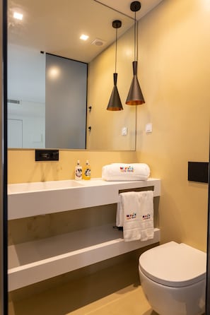Ducha, artículos de higiene personal ecológicos y secador de pelo