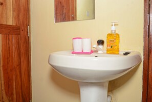 Douche, serviettes fournies, savon, papier toilette