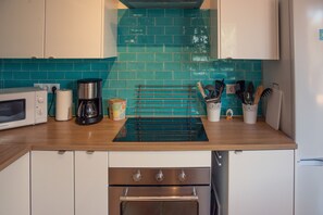 Refrigerador, microondas, horno, placa de cocina
