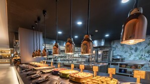 Een buffet met diverse gerechten en bestek.