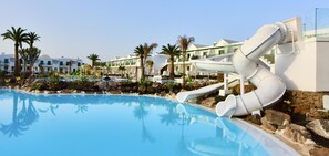 4 piscines extérieures, accès possible de 10 h à 18 h, chaises longues