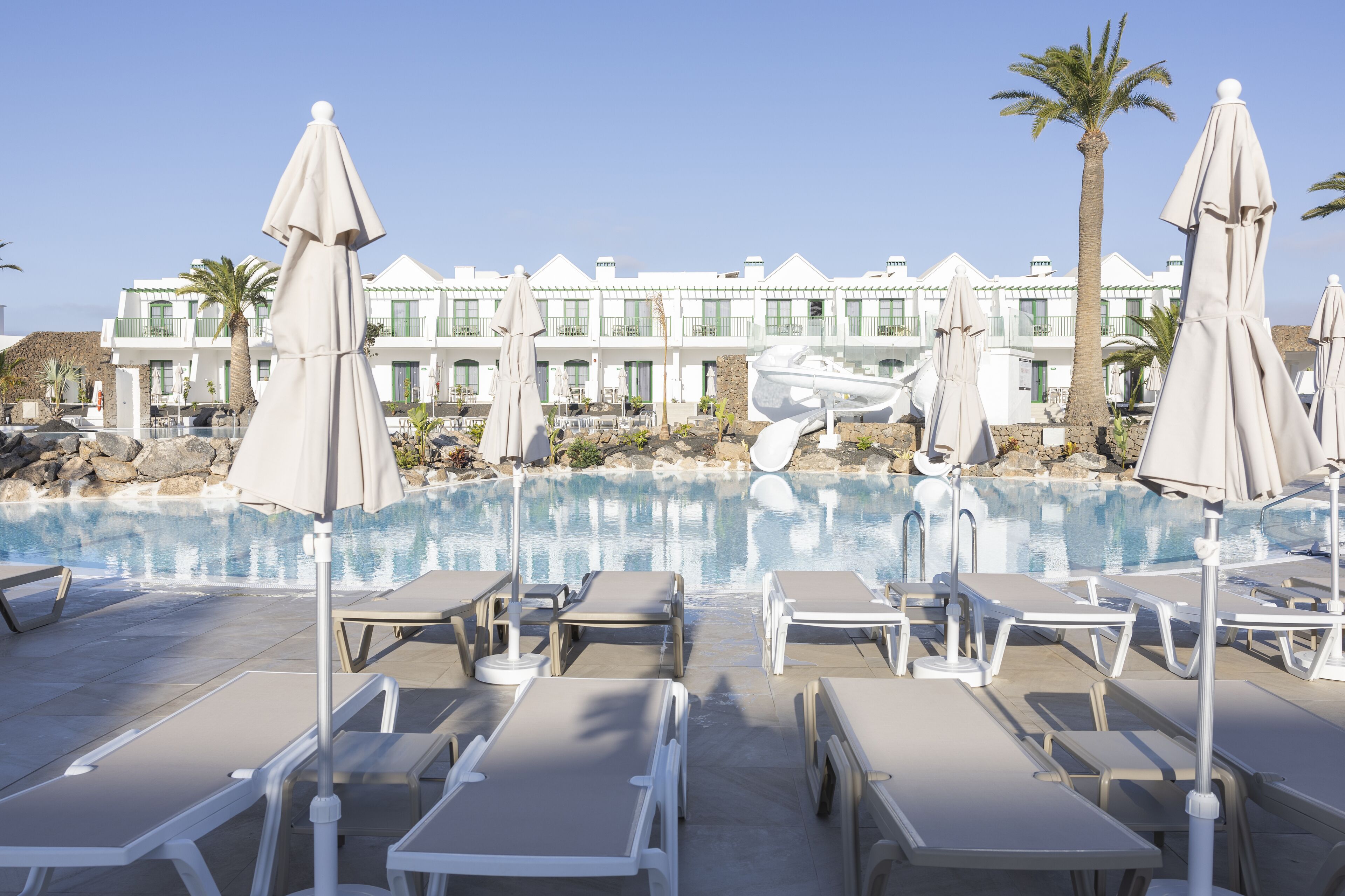 4 outdoor pools, open 10:00 AM to 6:00 PM, pool loungers