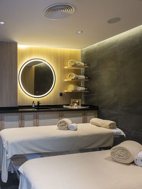 Body treatments, aromatherapy, facials, 1 treatment room