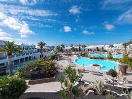 Suíte júnior, vista para a piscina | Frigobar, cofres nos quartos, escrivaninha, Wi-Fi de cortesia