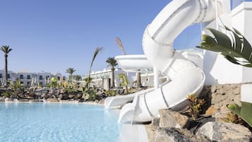 4 utendørsbassenger og solsenger