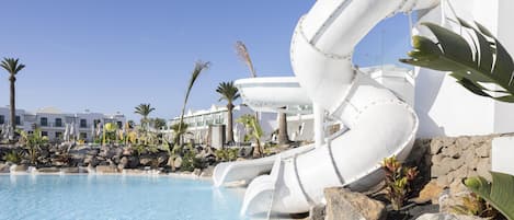 4 outdoor pools, open 10:00 AM to 6:00 PM, pool loungers