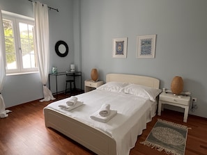 Luxury Apartment | 4 bedrooms, blackout drapes, soundproofing, free WiFi - The Elegant Summer House (Spetses)