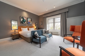 Ropa de cama de alta calidad y caja de seguridad en la habitación 