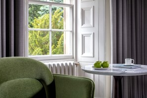 Ropa de cama de alta calidad y caja de seguridad en la habitación 