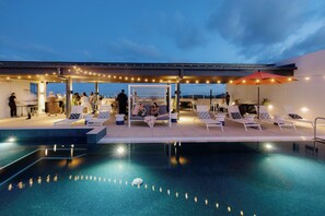 Piscina externa, espreguiçadeiras