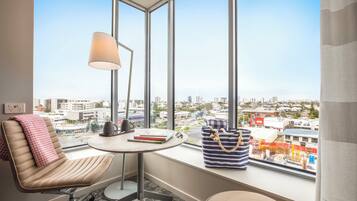 Chambre Standard, 1 grand lit, accessible aux personnes à mobilité réduite (High Floor) | Coffre-fort, bureau, espace de travail pour ordinateurs portables