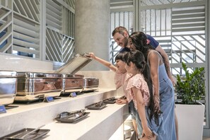 Daily buffet breakfast for a fee - Holiday Inn & Suites Sunshine Coast by IHG (Maroochydore)