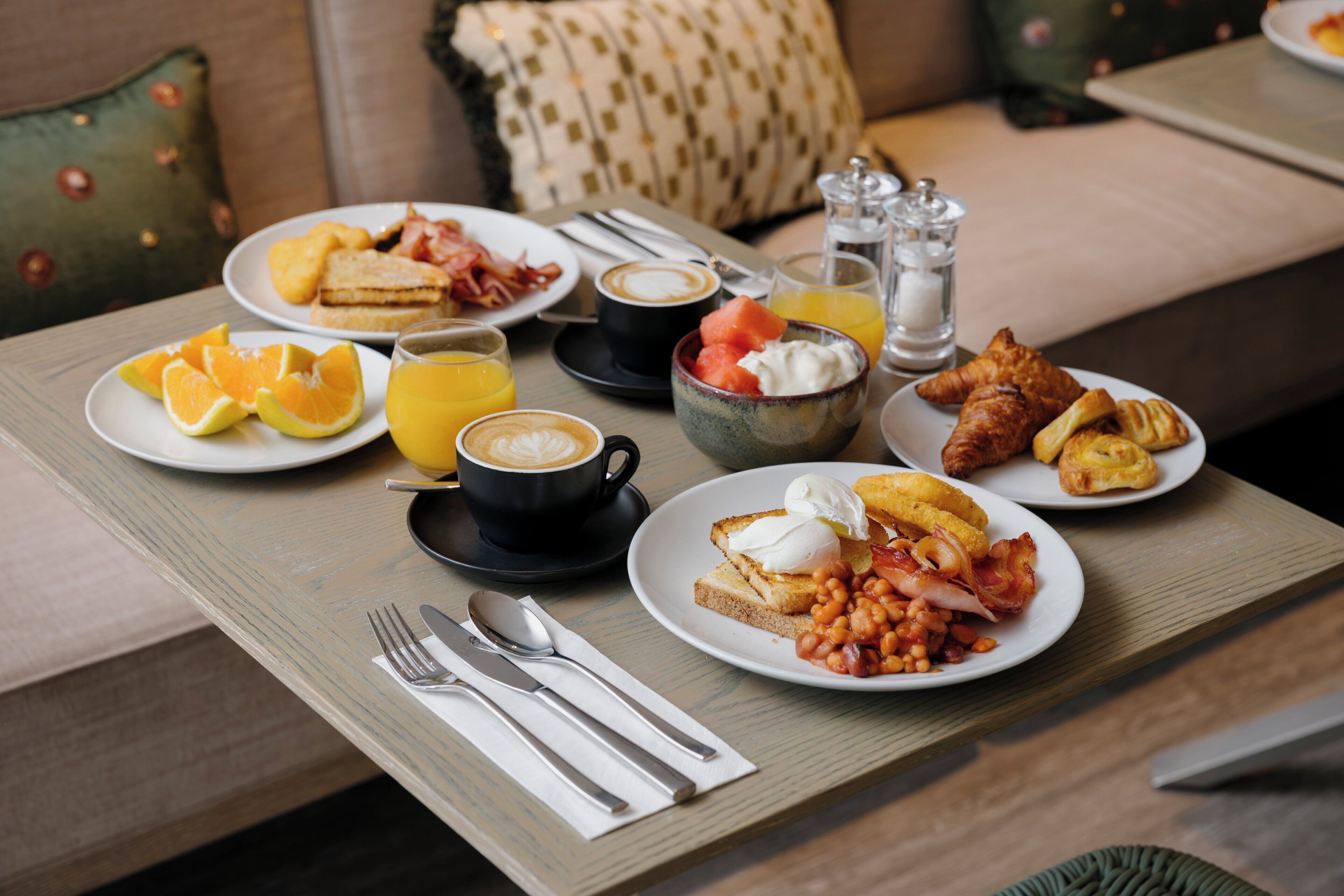 Un bufé de desayuno con diversos platos y bebidas.