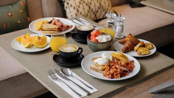 Un bufé de desayuno con diversos platos y bebidas.