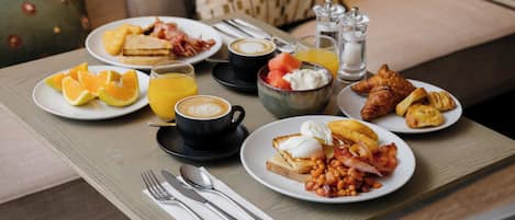 Un bufé de desayuno con diversos platos y bebidas.
