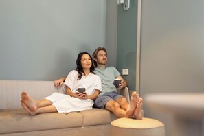 Room, 1 King Bed with Sofa bed (High Floor) | In-room safe, desk, laptop workspace, blackout drapes - Holiday Inn & Suites Sunshine Coast by IHG (Maroochydore)
