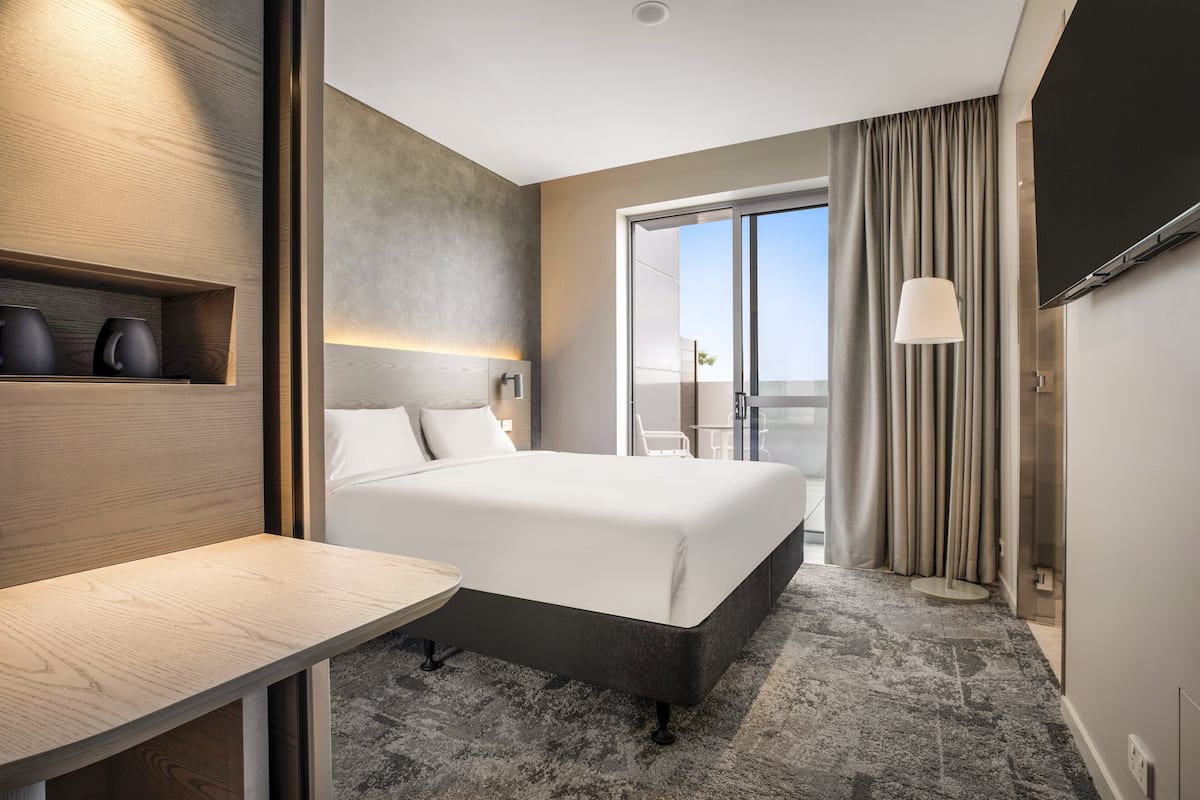 Standard Room, 1 King Bed, Patio (Free Breakfast) | In-room safe, desk, laptop workspace, blackout drapes