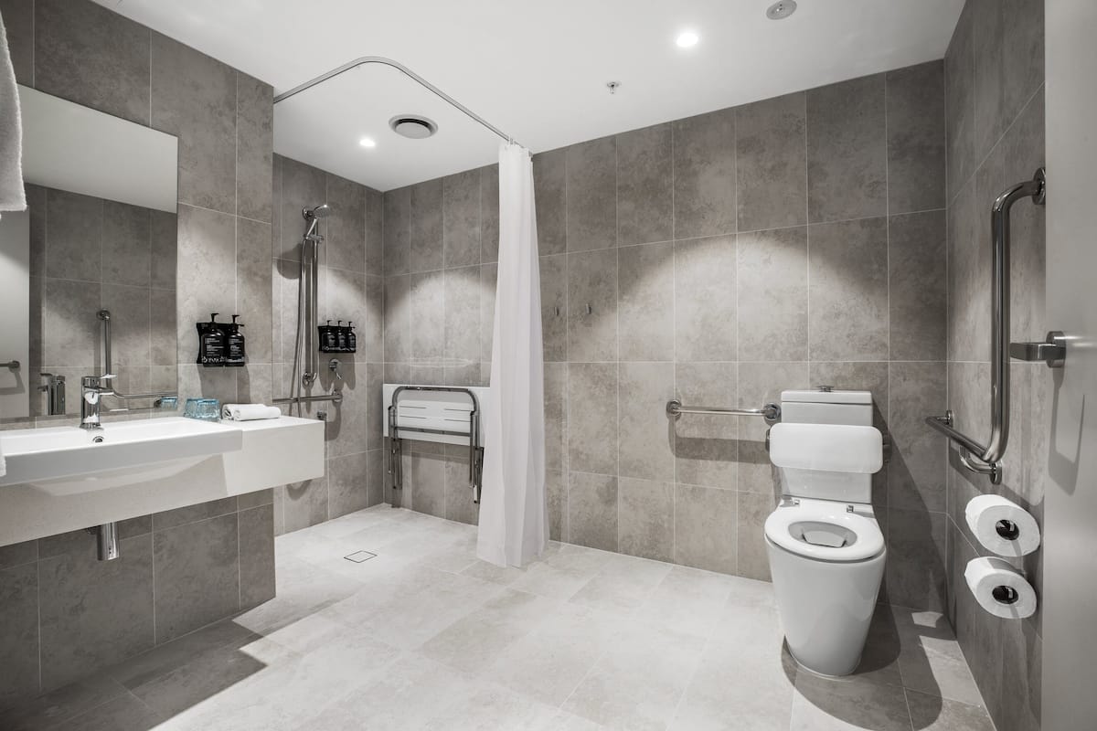 Standard Room, 1 Queen Bed, Accessible (High Floor, Free Breakfast) | In-room safe, desk, laptop workspace, blackout drapes