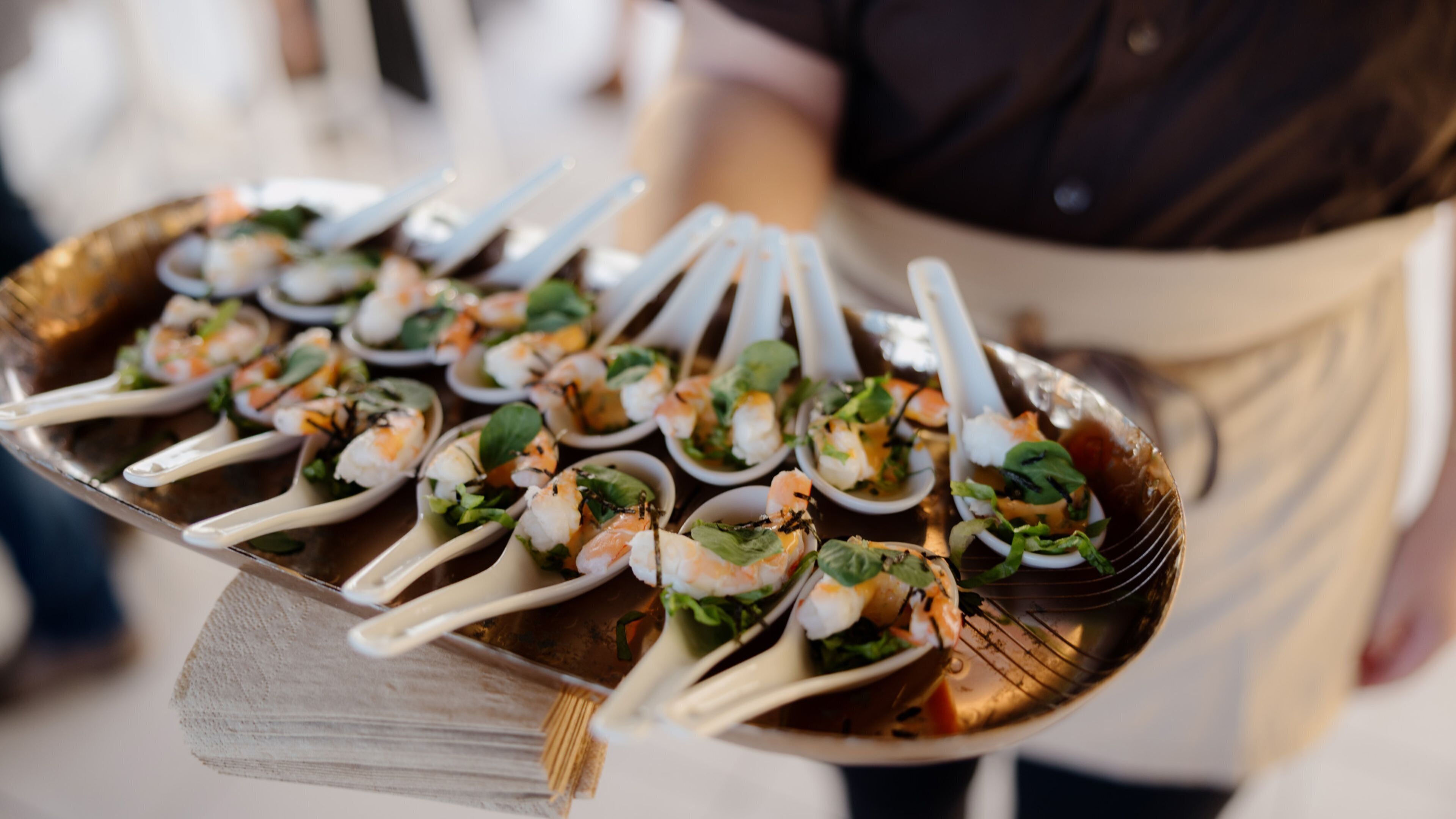 En bakke med sushi-forretter og spisepinde.