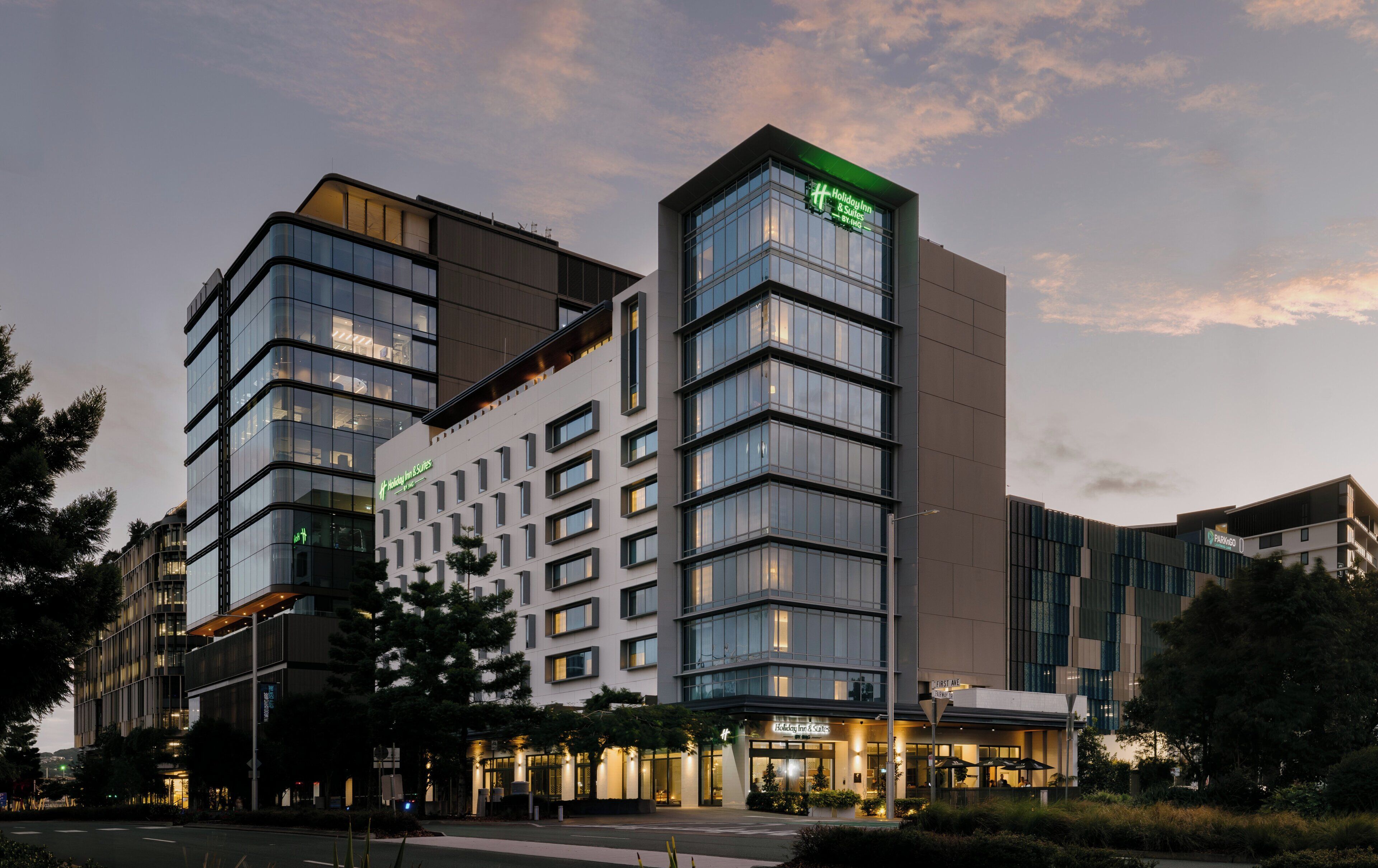 Un hôtel à plusieurs étages doté d’une architecture moderne et reconnaissable à son grand panneau « Holiday Inn ».