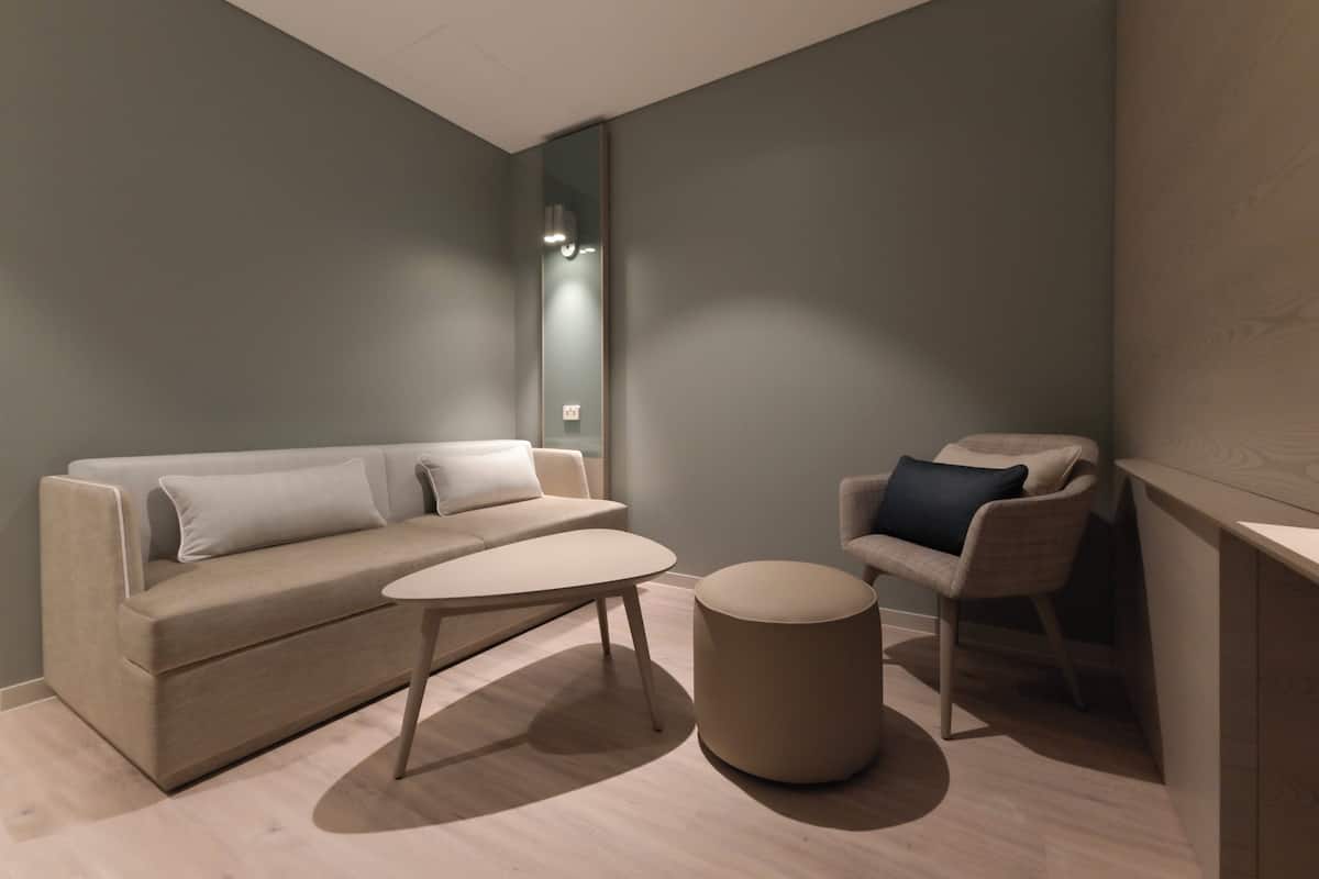 Zimmersafe, Schreibtisch, laptopgeeigneter Arbeitsplatz