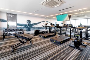 A modern gym with treadmills, elliptical machines, and weightlifting equipment. - Holiday Inn & Suites Sunshine Coast by IHG (Maroochydore)
