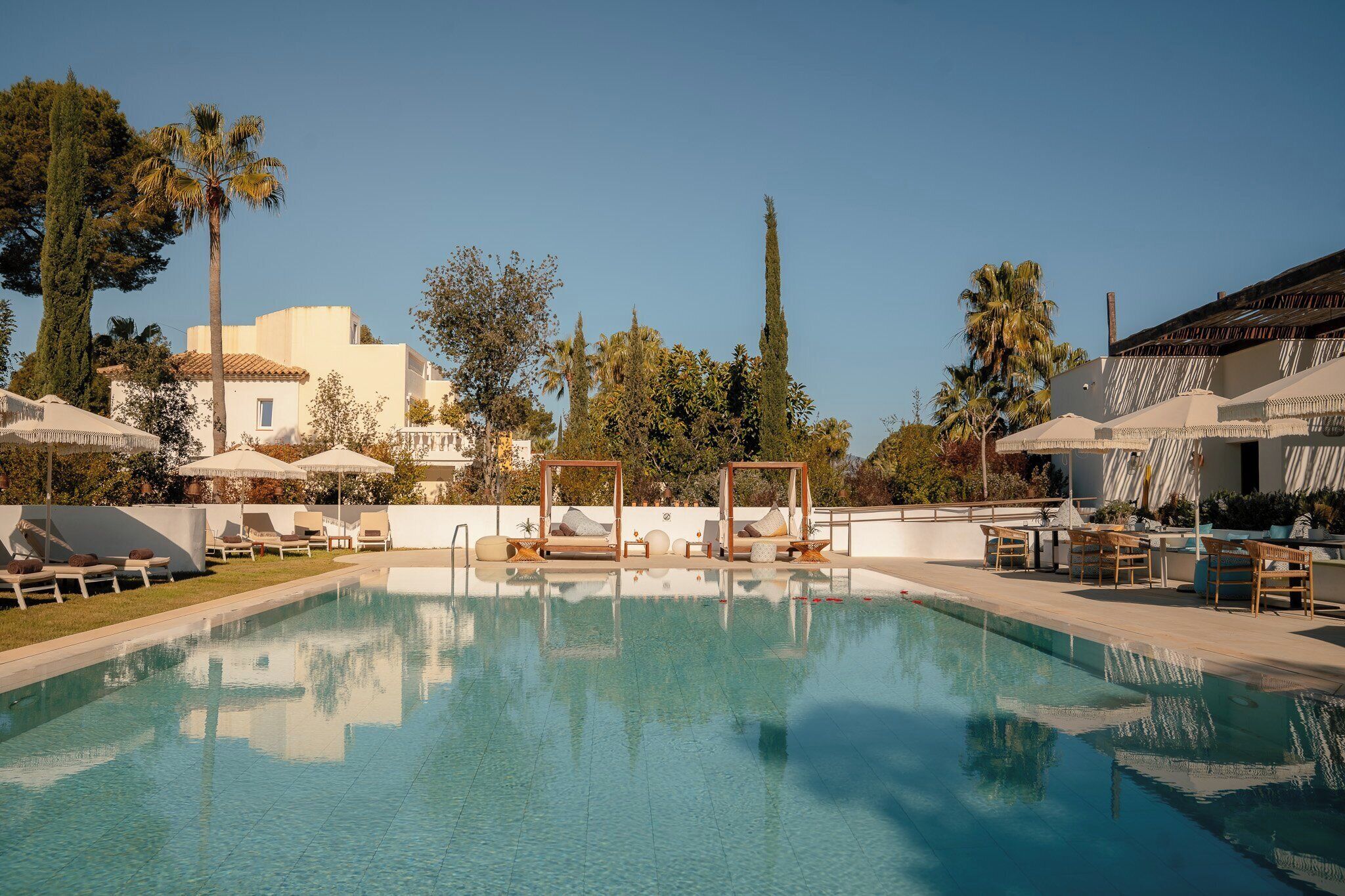 Piscine couverte, 3 piscines extérieures, parasols de plage