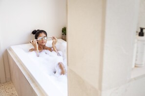 Badewanne und Dusche (separat), Komfortbadewanne, Regendusche