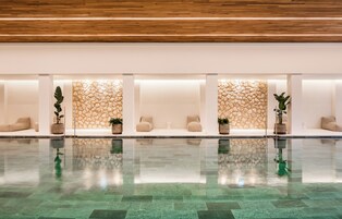 Una piscina techada, 3 piscinas al aire libre, sombrillas