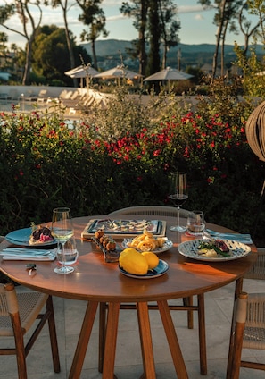 2 restaurants; breakfast, lunch, and dinner served - Kimpton Aysla Mallorca by IHG (Calvia)