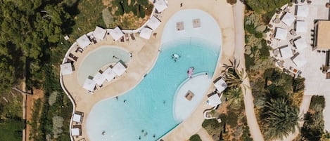 Innenpool, 3 Außenpools, Sonnenschirme, Liegestühle