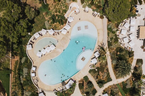 Indoor pool, 3 outdoor pools, open 10:00 AM to 7:00 PM, pool umbrellas - Kimpton Aysla Mallorca by IHG (Calvia)