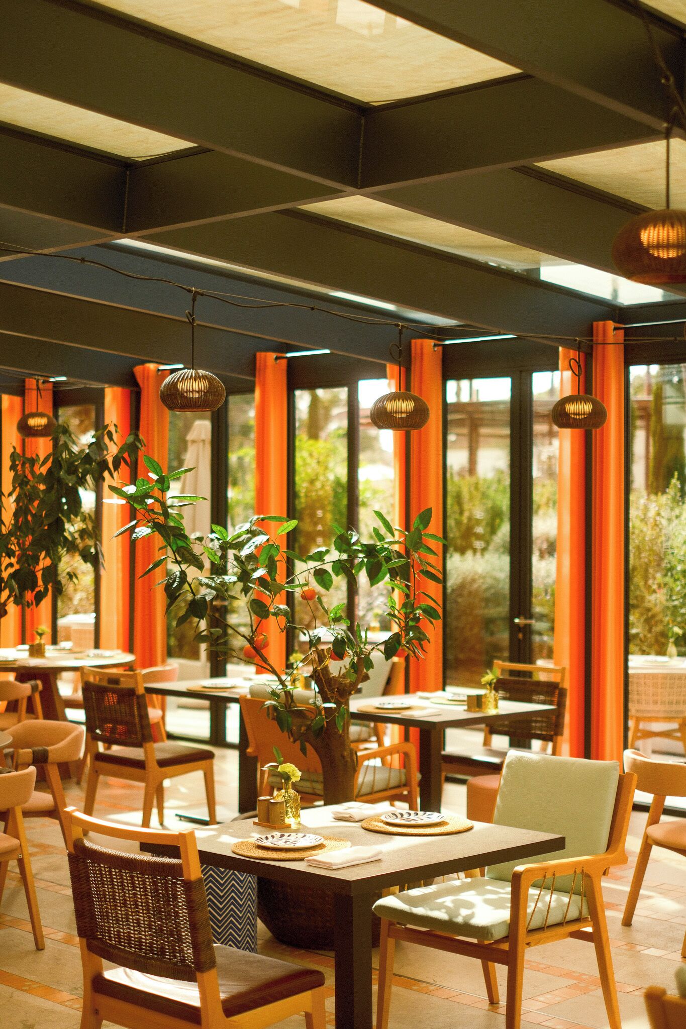 2 restaurants servant le petit déjeuner, le déjeuner et le dîner