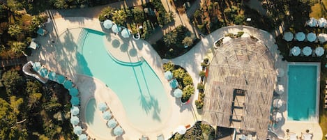 Piscine couverte, 3 piscines extérieures, parasols de plage
