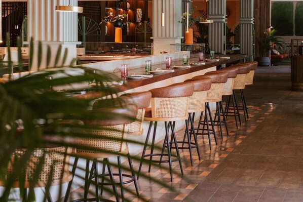 2 Restaurants, Frühstück, Mittagessen, Abendessen, asiatische Küche