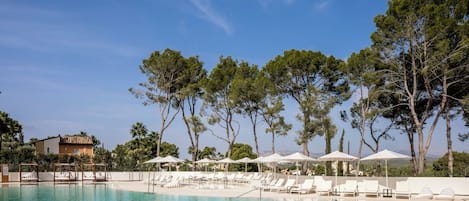 Een binnenzwembad, 3 buitenzwembaden, parasols voor strand/zwembad